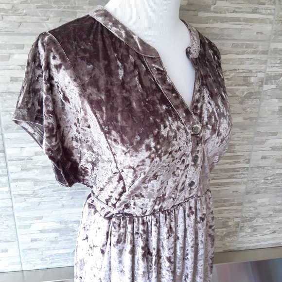 Mystree Velvet Dress in Lilac - Picture 3 of 7